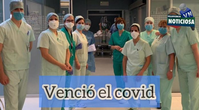 Calle de honor y aplausos para empleada de hospital que ganó batalla a COVID-19.