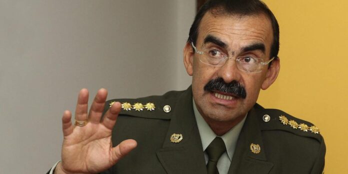 La denuncia señala 'pretensiones sexuales y amorosos' del entonces director de la Policía.