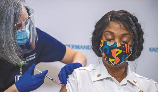 Certificados digitales de vacunación, otro negocio de la pandemia La enfermera Corie Robinson fue una de las primeras personas en recibir una vacuna en EE.UU. / SHAWN THEW