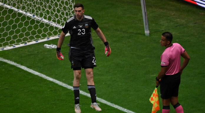 Arquero Martínez debió ser expulsado en la tanda de penaltis, dice exárbitro argentino