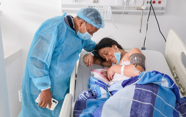 PADRES DE VICTORIA, PRIMER NACIMIENTO TRAS CUMPLIR UN AÑO DE SERVICIO EL CEMI, SON TAMBIÉN DEL BARRIO SAN JOSÉ