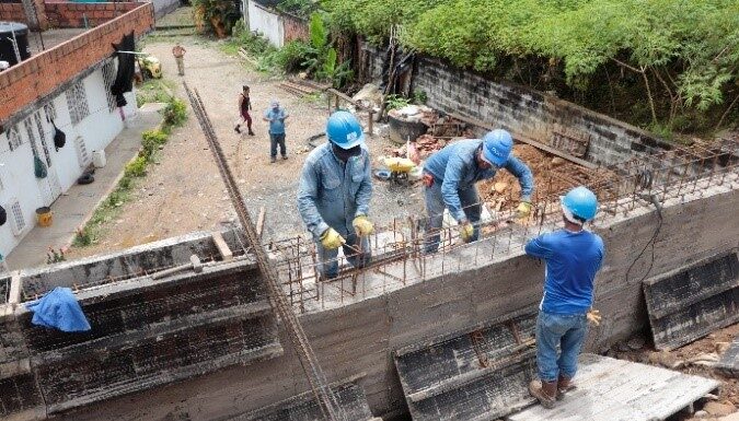 CON MANTENIMIENTO LA EAAV PROTEGE INFRAESTRUCTURA DE AGUAS LLUVIAS EN LA COMUNA OCHO