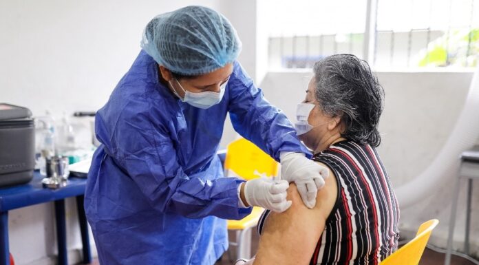 INICIA APLICACIÓN DE SEGUNDA DOSIS DE REFUERZO ANTICOVID PARA MAYORES DE 50 AÑOS EN VILLAVICENCIO