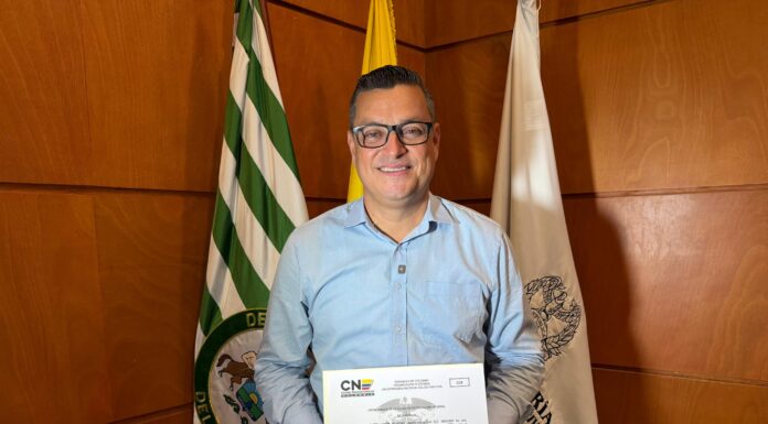 Darwin Castellanos recibió oficialmente su credencial como parlamentario