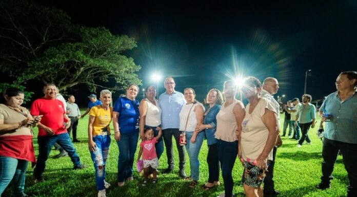 ALCALDE ALEXANDER BAQUERO ENTREGÓ UNA CANCHA DE FÚTBOL CON ILUMINACIÓN TIPO ESTADIO EN LA COMUNA 9